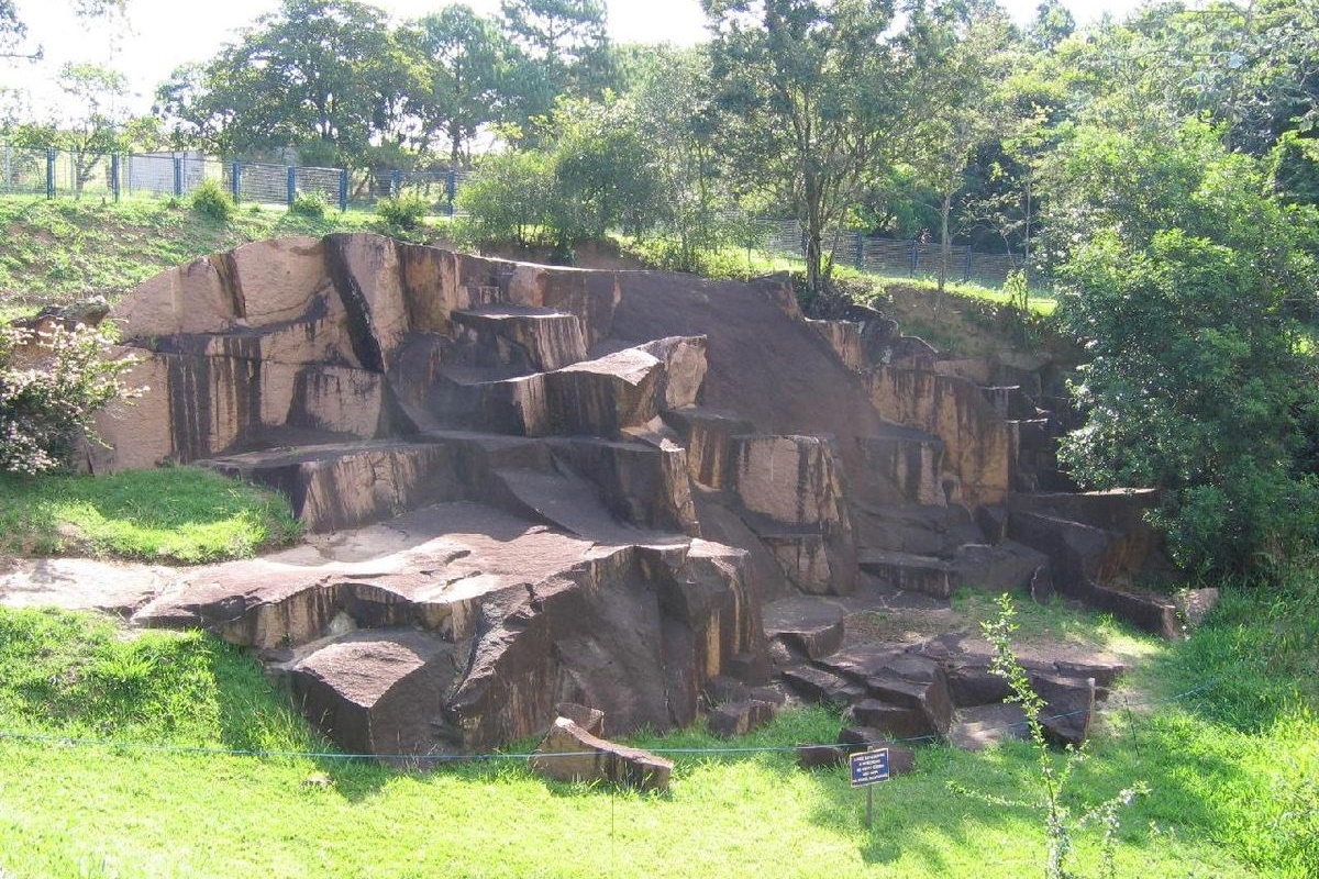 Explorando o Parque Rocha Moutonnée: Uma Viagem pela Era dos Dinossauros