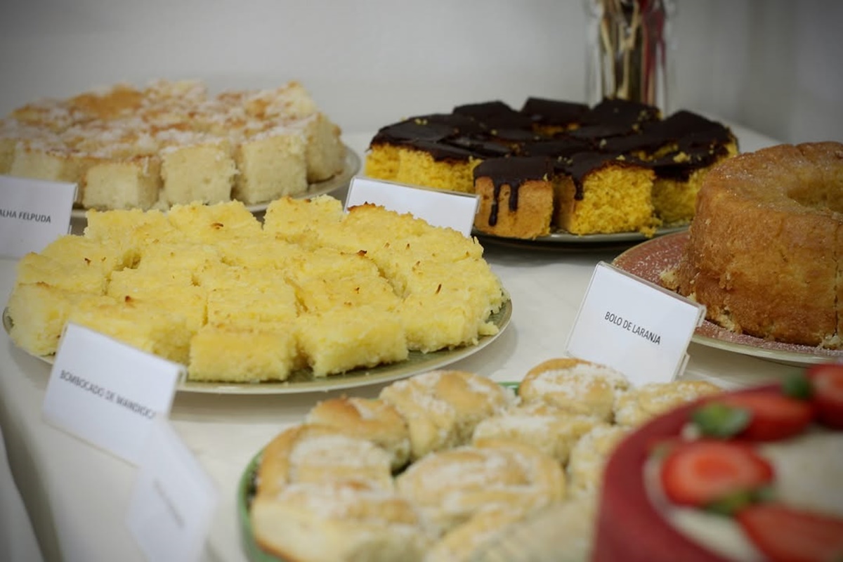 Colheita de Morangos com Café Colonial: Experiência Imperdível no Interior de SP