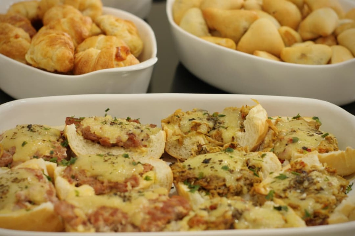 Colheita de Morangos com Café Colonial: Experiência Imperdível no Interior de SP