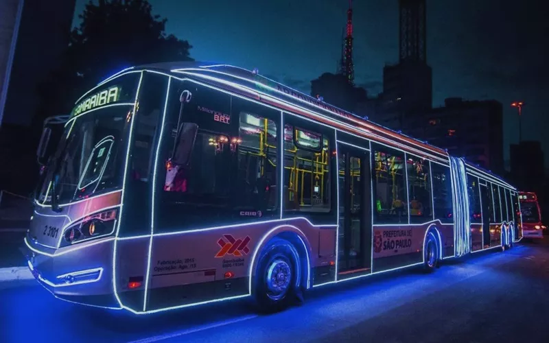 Tradicionais ônibus iluminados já circulam em São Paulo!