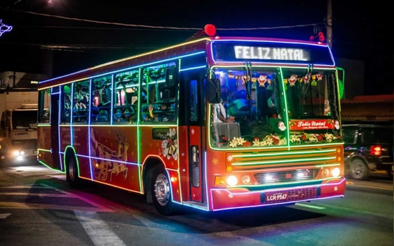 Tour por Itupeva no Ônibus Iluminado é diversão na certa durante o Natal!