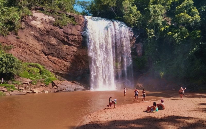 Cachoeira com vista encantadora e almoço caseiro em um só lugar?