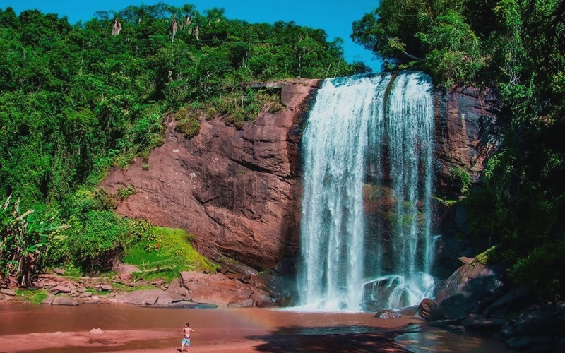 Cachoeira com vista encantadora e almoço caseiro em um só lugar?