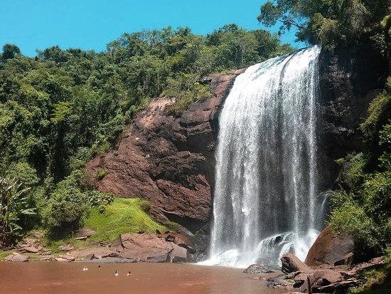 Cachoeira com vista encantadora e almoço caseiro em um só lugar?
