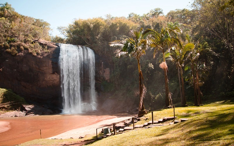 Cachoeira com vista encantadora e almoço caseiro em um só lugar?