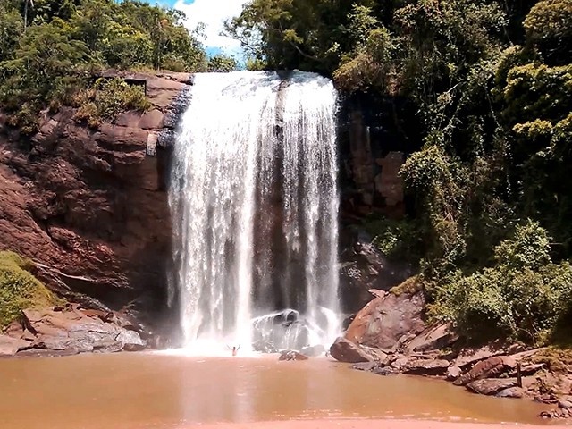 Cachoeira com vista encantadora e almoço caseiro em um só lugar?