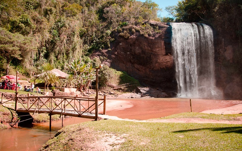 Cachoeira com vista encantadora e almoço caseiro em um só lugar?