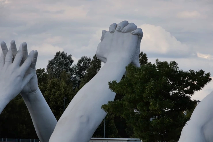 Escultura Gigante Tendiendo Puentes em Veneza