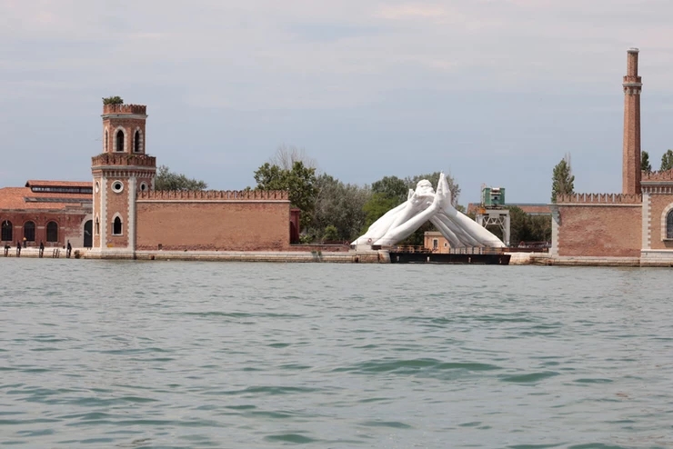 Escultura Gigante Tendiendo Puentes em Veneza