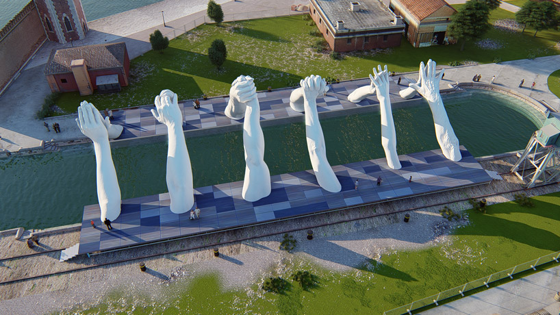 Escultura Gigante Tendiendo Puentes em Veneza