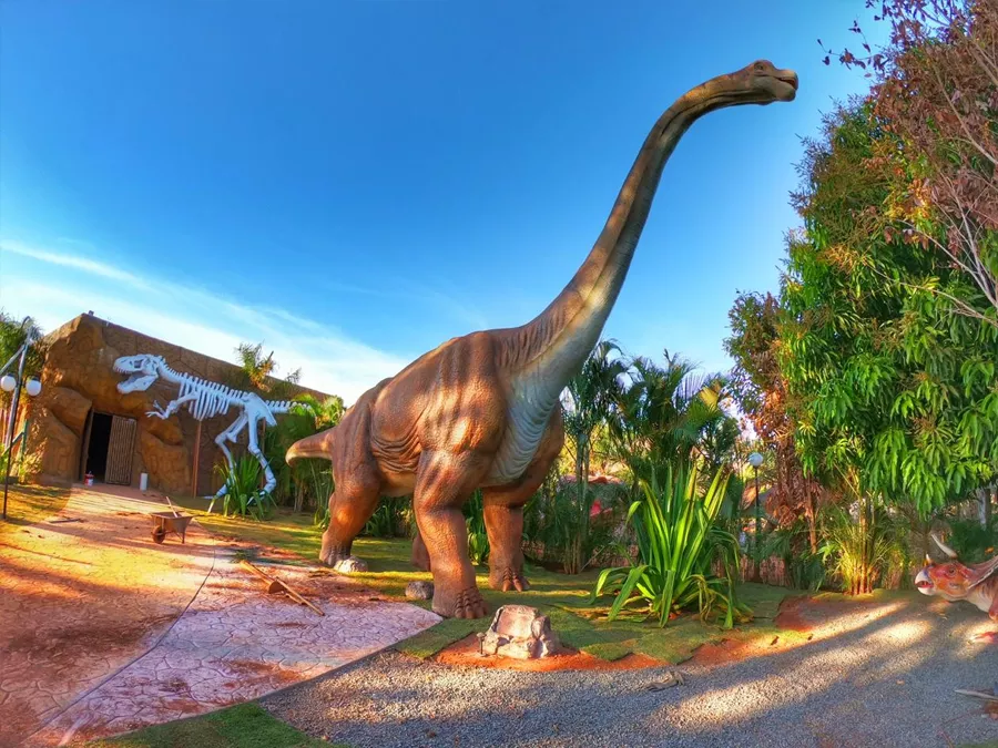 Aventura Jurássica: Conheça o Vale dos Dinossauros em Olímpia!