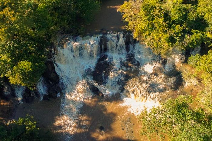 As 7 cachoeiras secretas para descobrir no Interior de São Paulo!