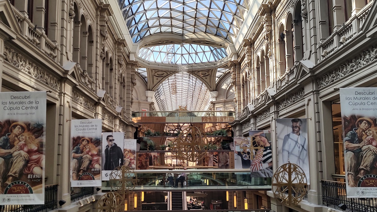 Quando Se Fala de Compras em Buenos Aires Tem Galerias Pacífico