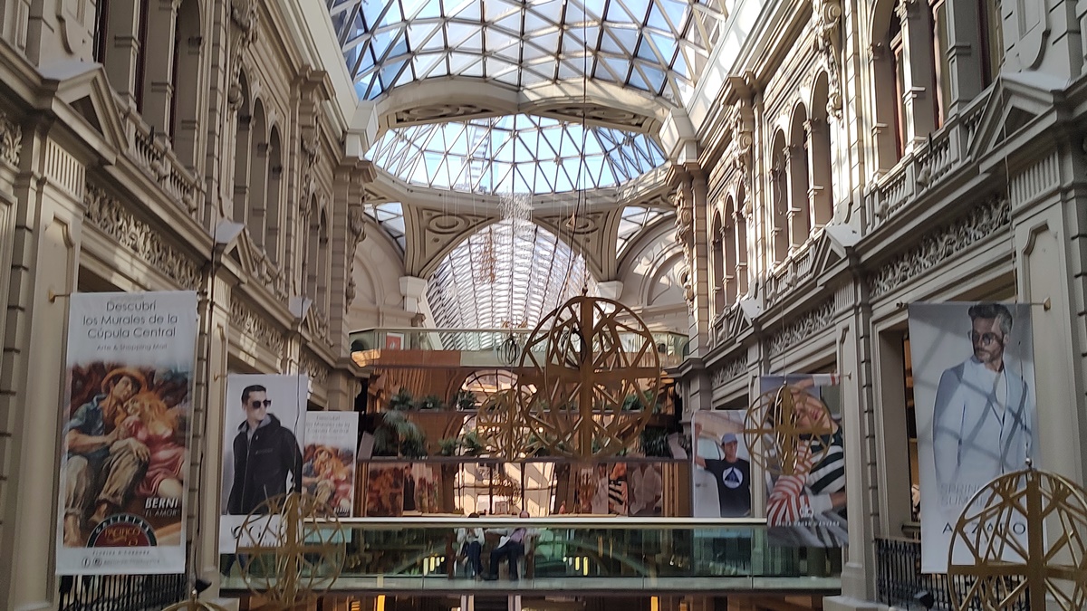 Quando Se Fala de Compras em Buenos Aires Tem Galerias Pacífico
