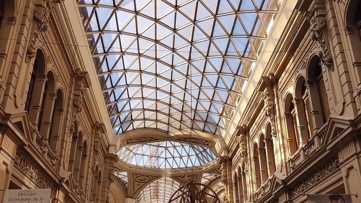 Quando Se Fala de Compras em Buenos Aires Tem Galerias Pacífico