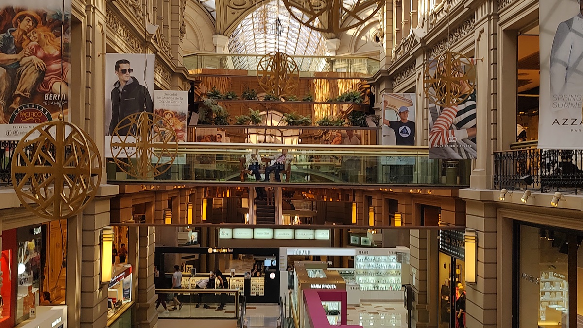 Quando Se Fala de Compras em Buenos Aires Tem Galerias Pacífico