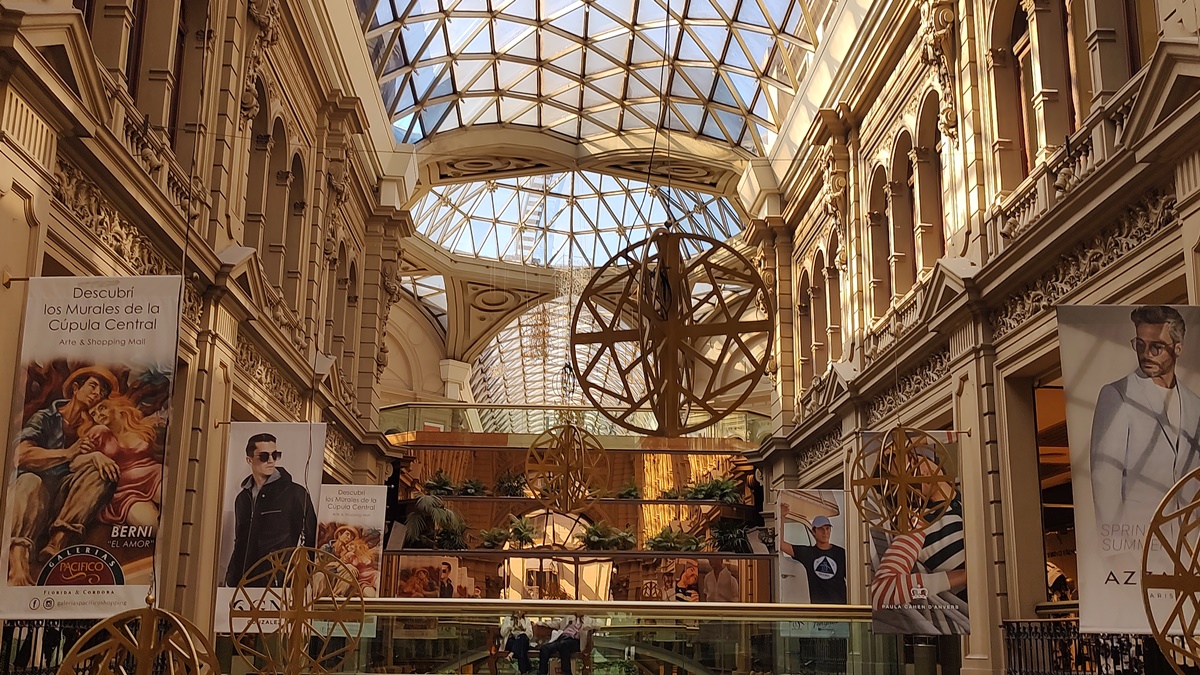 Quando Se Fala de Compras em Buenos Aires Tem Galerias Pacífico