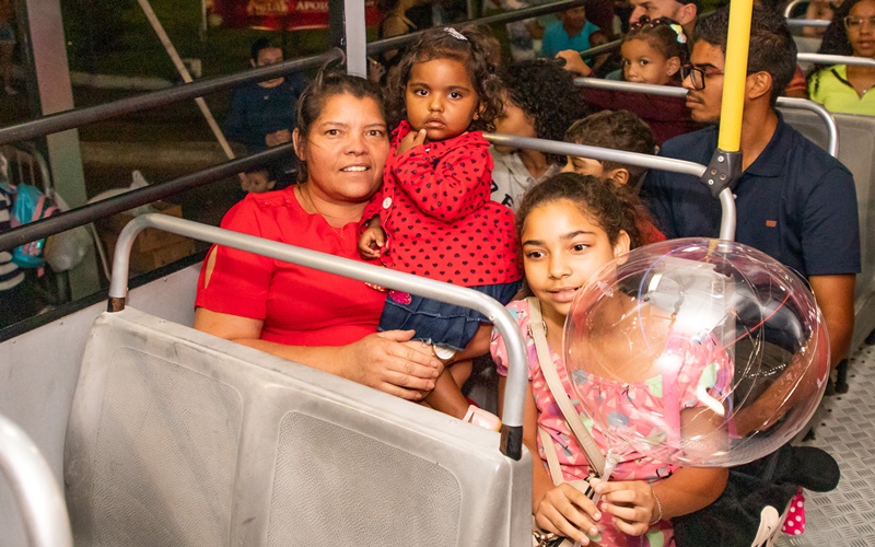 Itupeva - ‘Ônibus Iluminado’ leva público para apreciar decoração natalina!