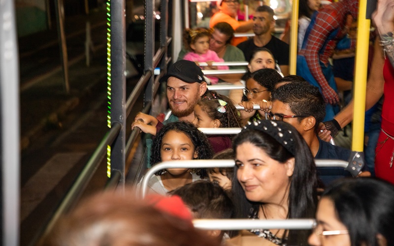 Itupeva - ‘Ônibus Iluminado’ leva público para apreciar decoração natalina!