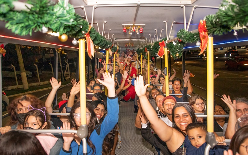 Itupeva - ‘Ônibus Iluminado’ leva público para apreciar decoração natalina!
