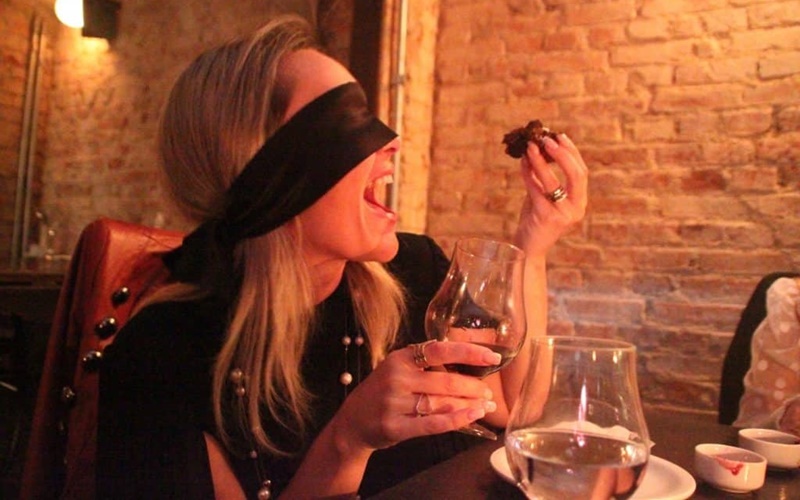 Já imaginou um jantar às cegas, explorar seus sentidos e um bom som de jazz?