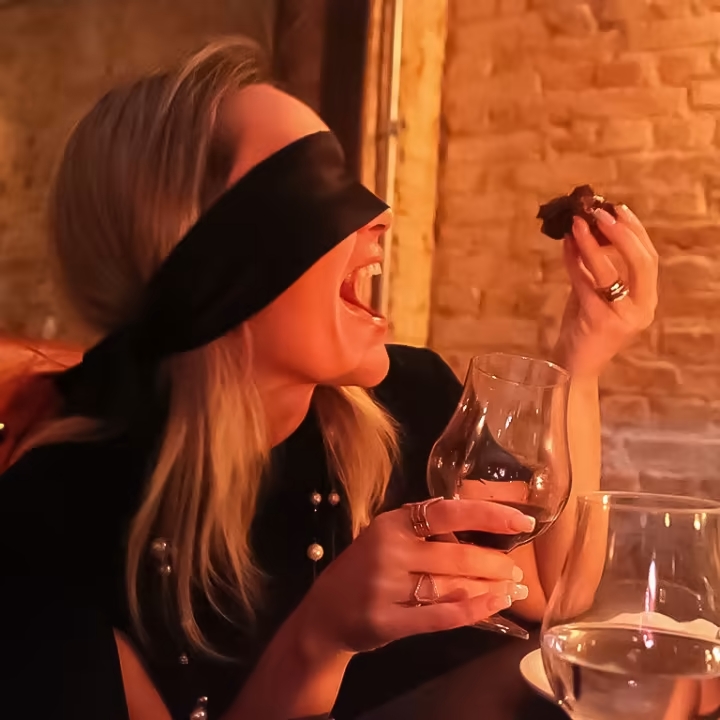 Já imaginou um jantar às cegas, explorar seus sentidos e um bom som de jazz?