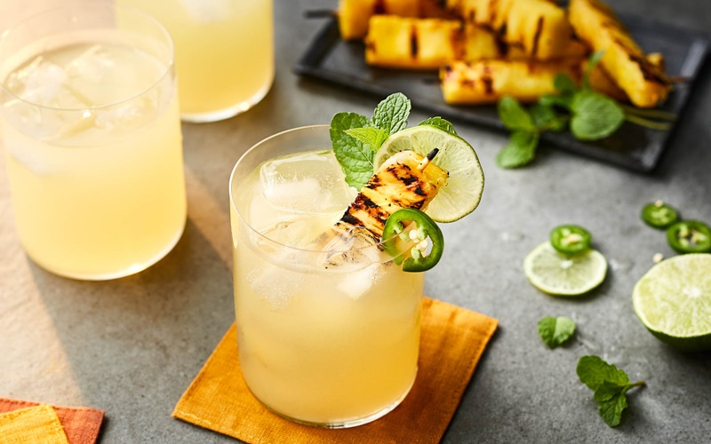 Como fazer um delicioso Licor de Abacaxi? Confira o Passo a Passo!