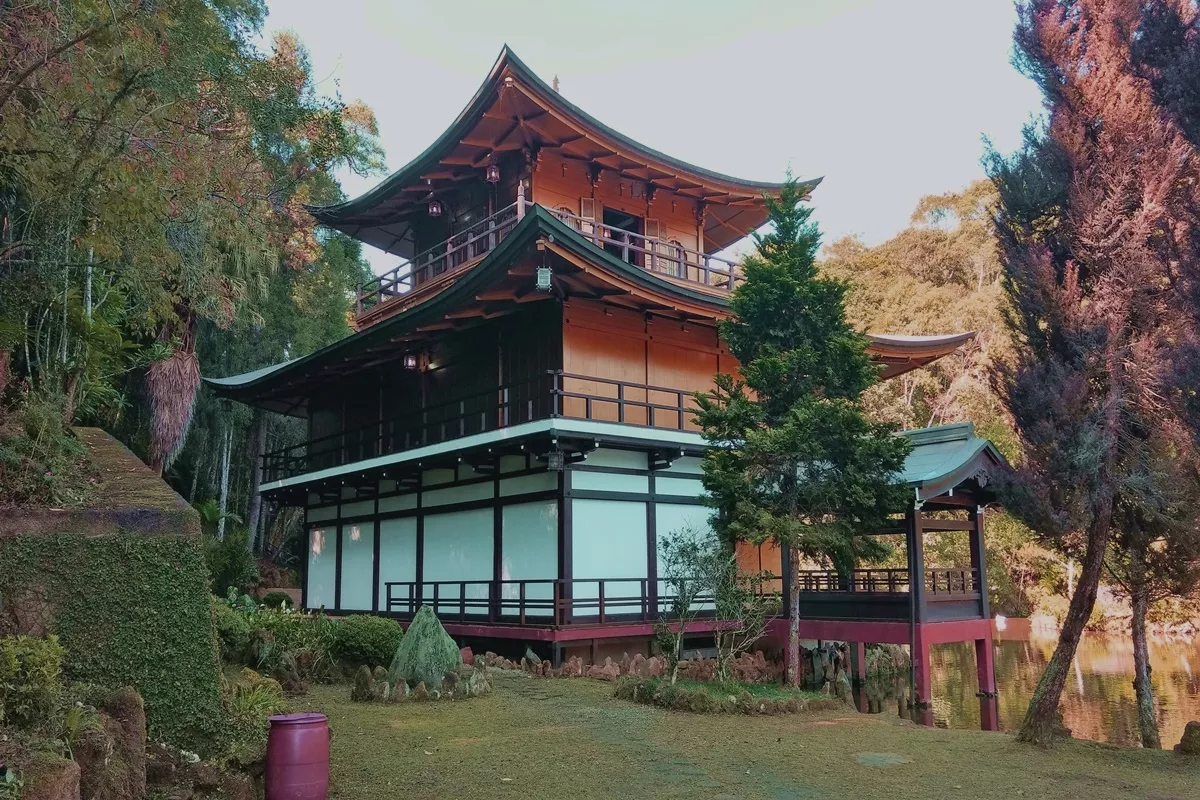 Templo Kinkaku-Ji em Itapecerica da Serra