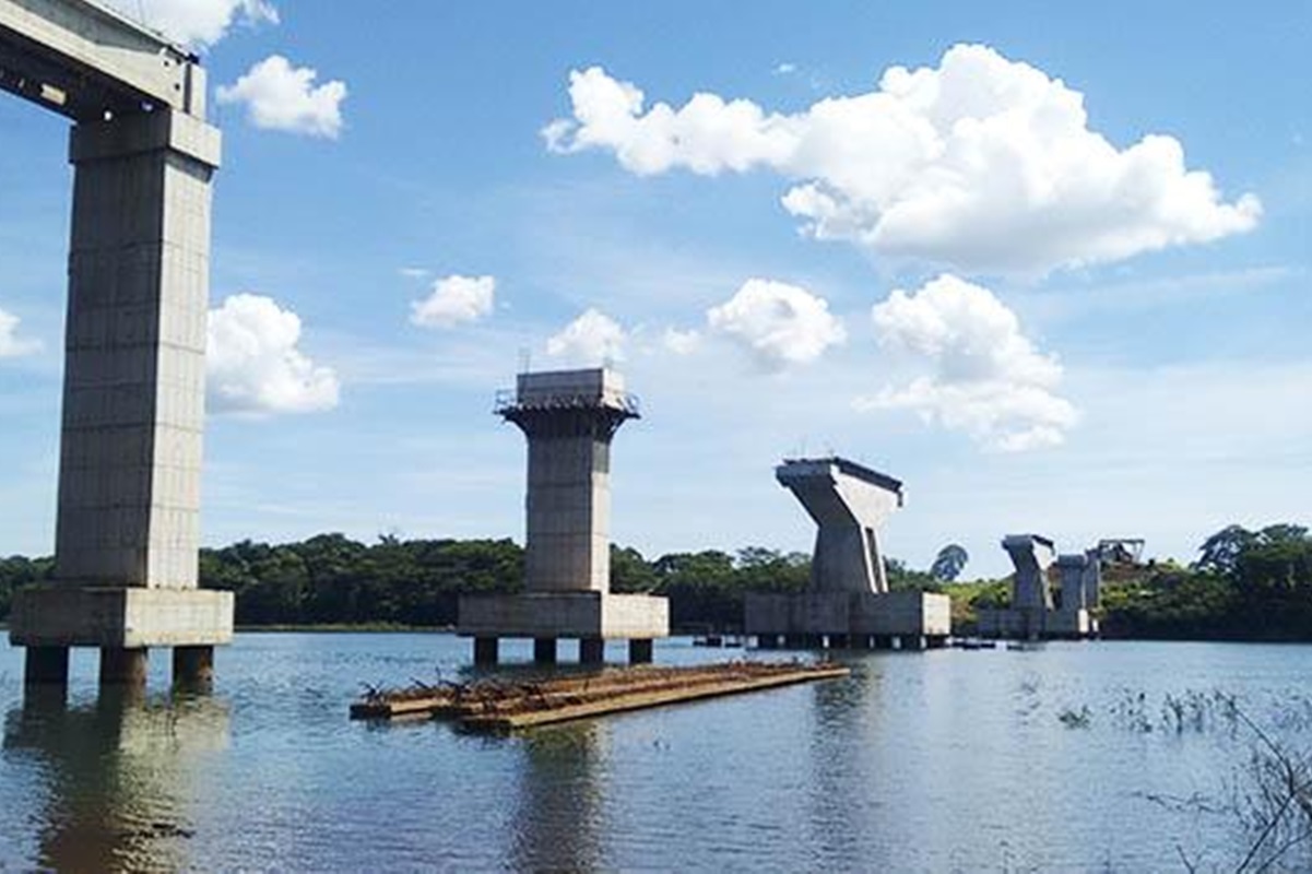Ponte Ferroviária sobre o Rio Grande Ouroeste