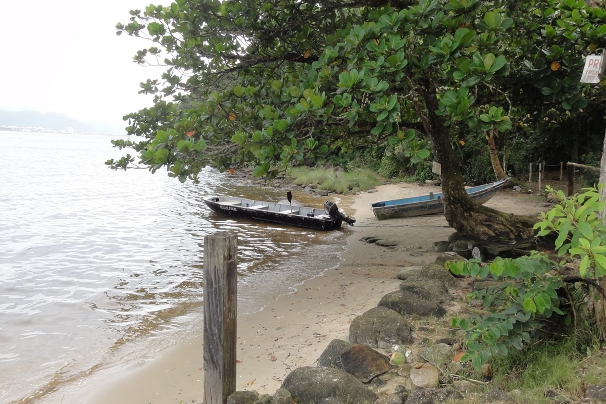 Praia Armação das Baleias no Guarujá